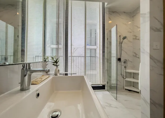 Near Bts L Large 50 Sqm L Luxury Facilities L Rooftop Pool Vakantiehuis Bangkok