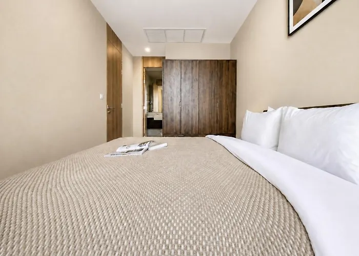 Near Bts L Large 50 Sqm L Luxury Facilities L Rooftop Pool