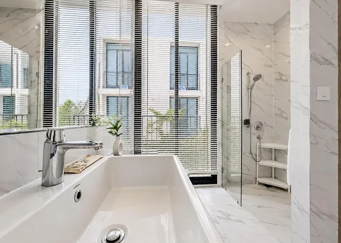 Near Bts L Large 50 Sqm L Luxury Facilities L Rooftop Pool * Bangkok