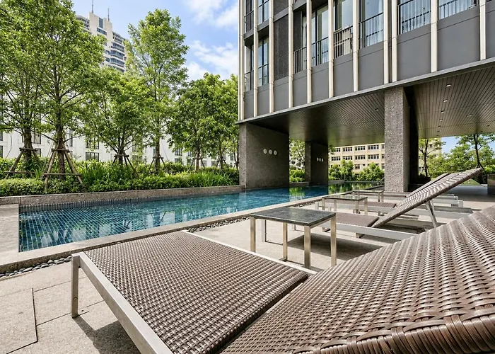 Near Bts L Large 50 Sqm L Luxury Facilities L Rooftop Pool * Bangkok